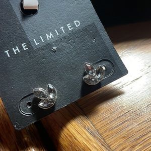 Super cute little leaf gray / black shiny earrings.